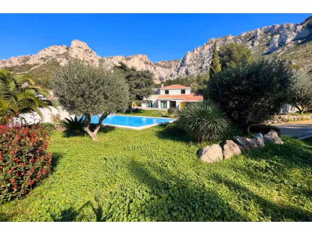 pour les amoureux de lieux rares. propriété avec piscine au