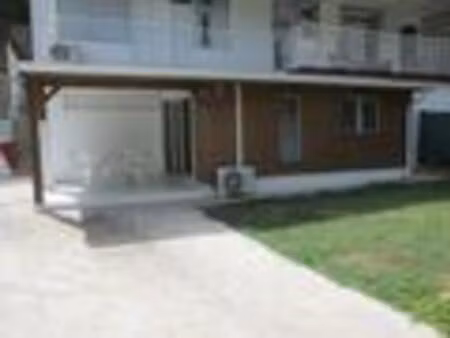 joli t2 meublé récent  situé en bas de villa  avec jardin privatif clôturé