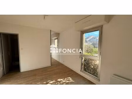 à vendre – superbe studio 25 m² avec parking – centre d’uzès à pied