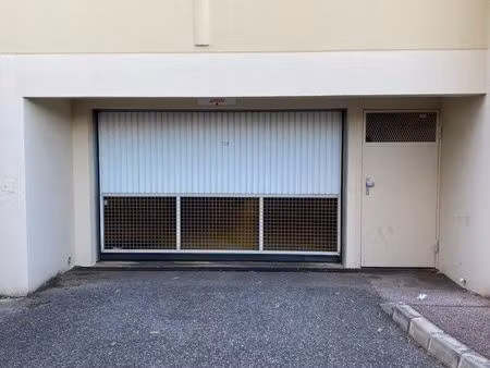 garage box 14m2 sécurisé