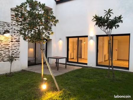 jolie maison rénovée avec jardin au calme en impasse privée