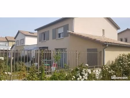 maison mitoyenne sécurisée t3 duplex : terrasse + jardin + garage à castelginest