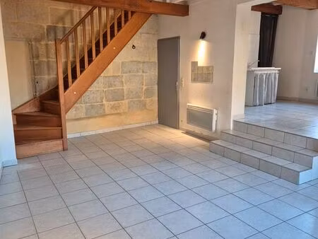 a louer beau t3 avec cachet - place f mistral à milhaud