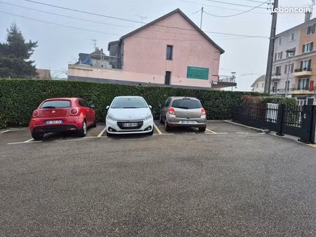place de parking extérieure proche moillesulaz résidence sécurisée avec caméras de surveil