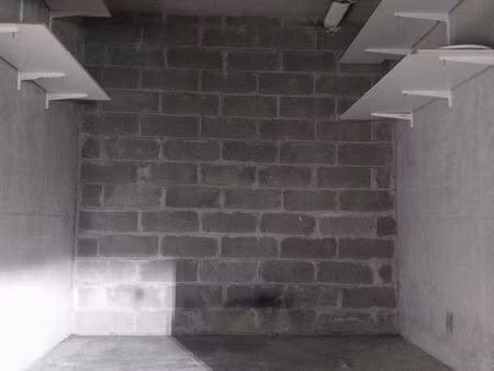 box fermé à clé et sécurisé avec bip et de nombreuses étagères