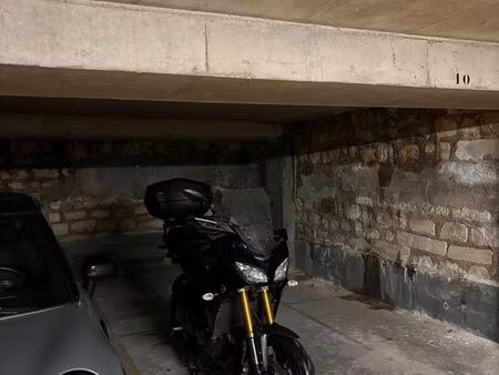 place couverte de 12m² - métro parmentier 400m - 59