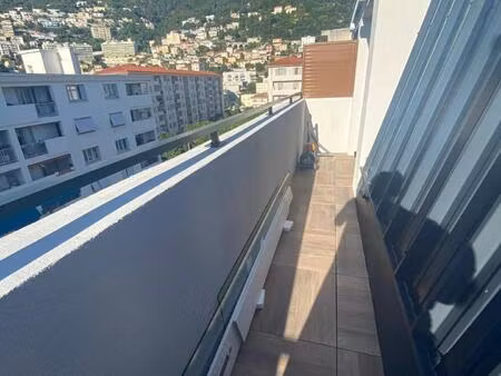appartement récent  dernier étage  vue