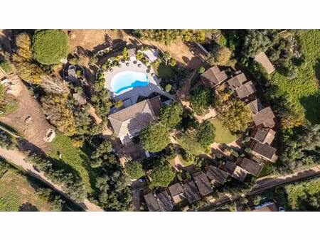 ensemble immobilier à usage de résidence hôtelière proche de palombaggia