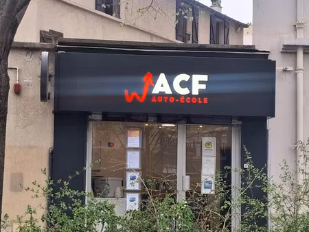 murs de boutique 9 avenue de taillebourg paris 11.