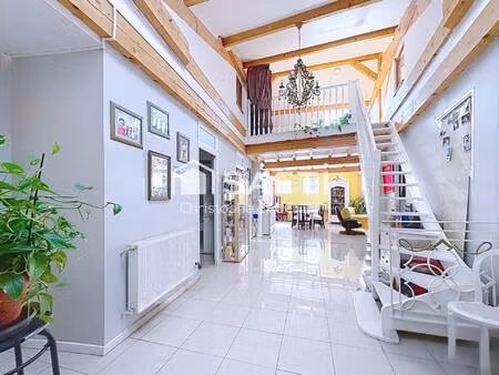 immeuble d'habitation avec un commerce à bourg centre