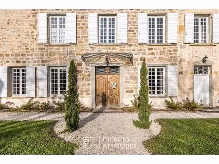 bâtisse de caractère en plein coeur de chasselay