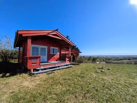 chalet en bois avec vue sur la campagne et les pyrénées