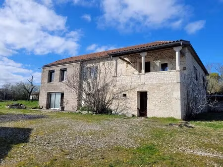 maison en pierre avec extension et grande grange  sur un terrain de 8811 m ² à moins de 15