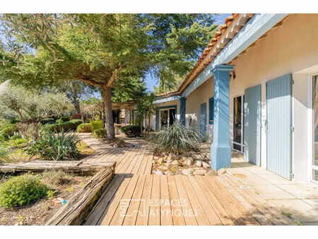 villa de caractère avec piscine et jardin paysager à lambesc