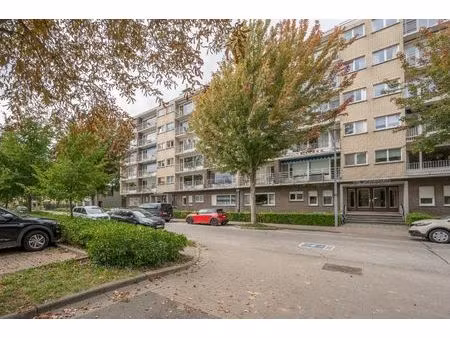 groot appartement met drie slaapkamers en garage nabij het centrum van brugge