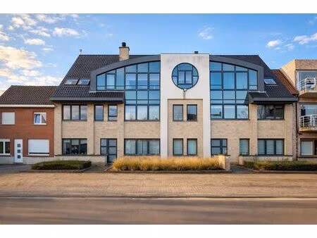 instapklaar en energiezuinig ruim twee slaapkamer appartement in het centrum van eke