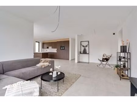 gelijkvloerse woning met carport en tuin.