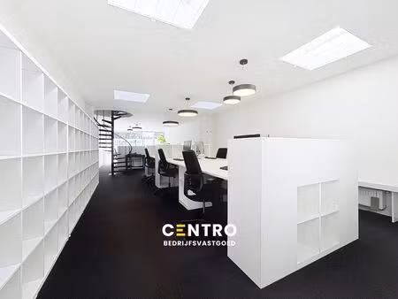 toplocatie: lichtrijk en instapklare kantoorgebouw (13 werkplaatsen) met ruime (198 p) par