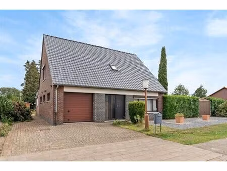 op te frissen woning met 4 slaapkamers rustig gelegen op een perceel van 7a41ca te paal