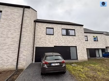 nieuwbouwwoning met 4 slaapkamers en garage.