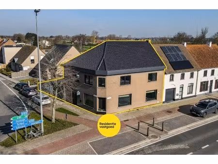 ruime hoekwoning in het centrum van eernegem