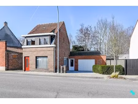 te renoveren woning met riante garage te bosmolens