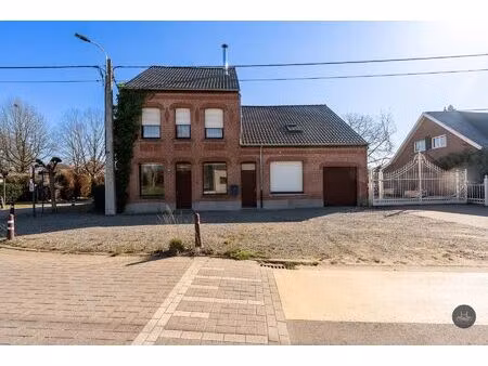 woning met groot multifunctioneel bijgebouw in rustige straat