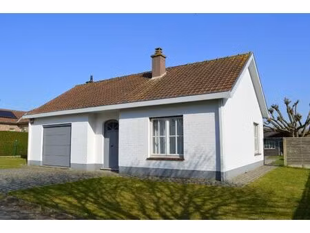 instapklare woning met 3 slaapkamers  garage en een mooi stukje tuin te koop in residentië