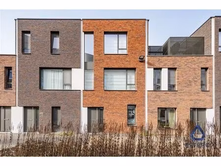 moderne gezinswoning met tuin rustig en centraal gelegen