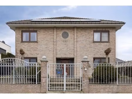 energiezuinige en ruime villa (322m²) met 6 slaapkamers en 3 badkamers te veldwezelt (lana