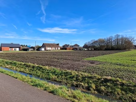 landbouwgrond met een oppervlakte van 5804 m²  langs twee straten bereikbaar.