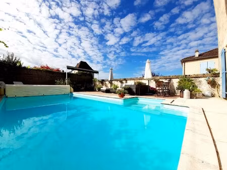 une grande maison de village  chargée d'histoire  avec piscine