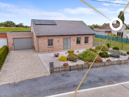 luxe gelijkvloerse nieuwbouwvilla met 2 slaapkamers en een ruime garage!