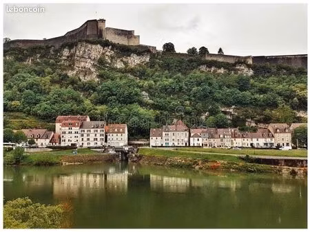 maison lumineuse sous les remparts