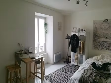 t1 lumineux sur jardin vue sur cathédrale