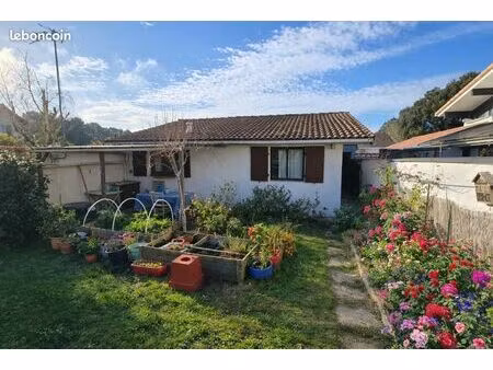maison de plein-pied avec agréable jardinet
