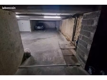 parking fermé métro compans