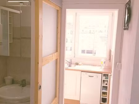 saint-raphaël centre ville : location annuelle grand studio meublé et climatisé récent 32m