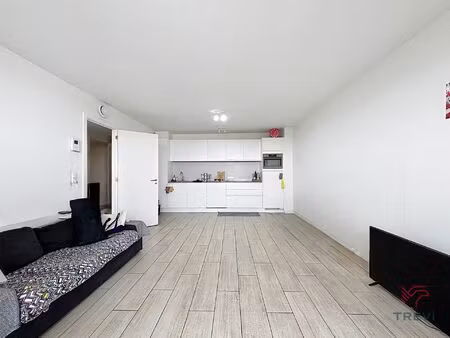 mooi ongemeubileerd appartement met 1 slaapkamer