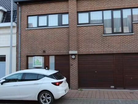 gelijkvloers appartement met 2 slaapkamers en garage te handzame