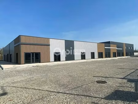 location commerce 444 m²
