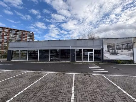 winkelpand +- 1.000 m² te huur op zichtlocatie met parking
