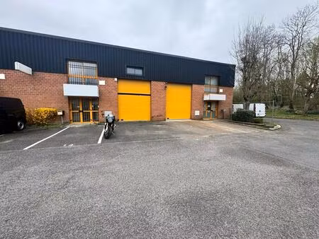 location local d'activités 176 m²