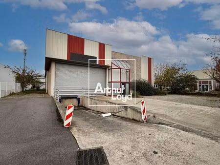 location local d'activités 978 m²