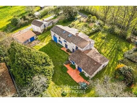 propriété en pierre au milieu des paysages vendéens