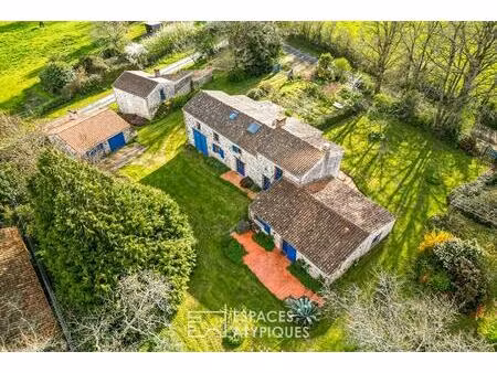 propriété en pierre au milieu des paysages vendéens