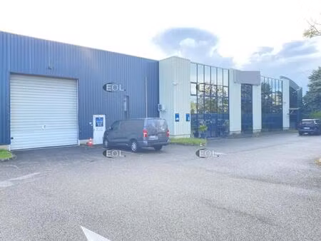 location entrepôt 1 858 m²