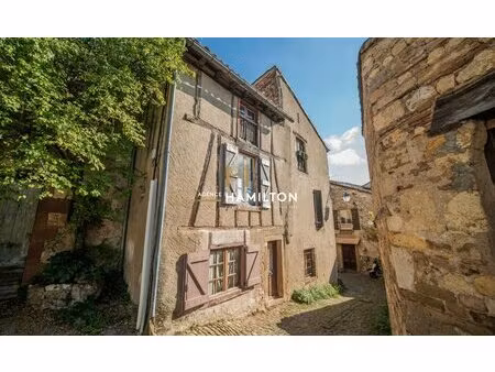 maison avec jardin près de la porte de l'horloge