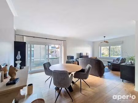 appartement rénové 2 ch. avec terrasse et parking