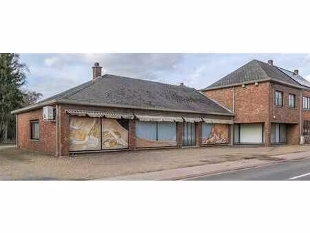 handspand met ruime woonst en magazijn